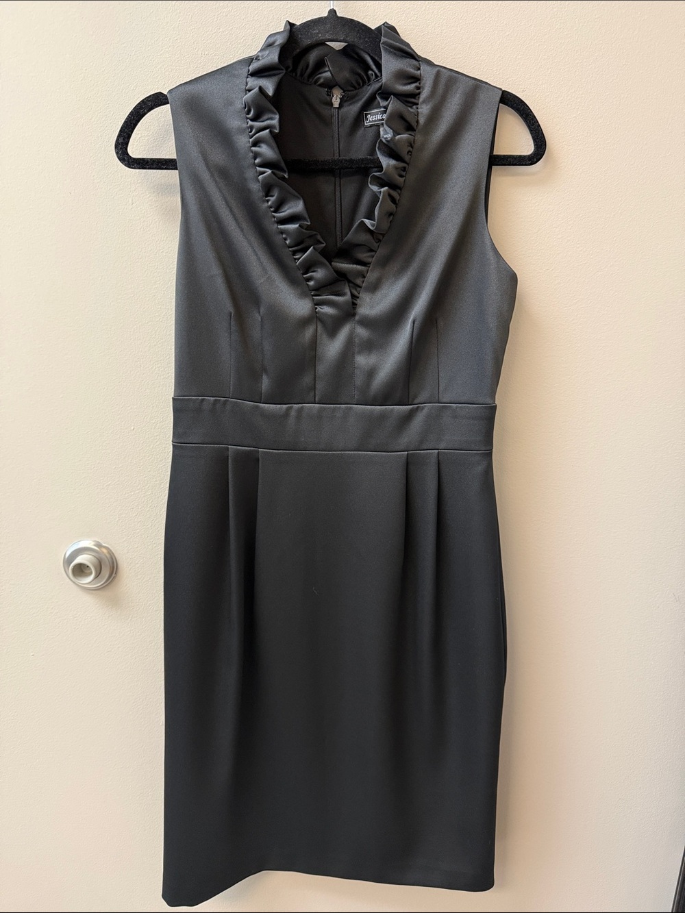 Jessica Howard Black Sleeveless Ruffle V-Neck Sheath Dress - Size 6